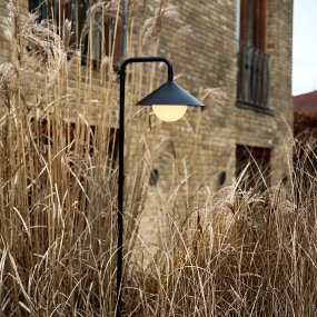 Nova 80cm Schwarz tragbare Von Dyberg Larsen - Die Leuchte besteht aus robustem Metall und Kunststoff und verf&uuml;gt &uuml;ber einen wei&szlig;en, runden Lampenschirm, der ein sanftes und gem&uuml;tliches Licht verbreitet.