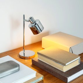 Ocean Mini 28cm Chrom tragbare Von Dyberg Larsen - Die Ocean Mini ist eine kompakte und wiederaufladbare Version der beliebten Tischleuchte, die Retro-Design mit moderner Funktionalit&auml;t vereint.