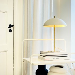 Globus 44cm Messing/Beige Von Dyberg Larsen - Die Leuchte wird mit einem 1,6 m langen beigefarbenen Textilkabel, einem Netzschalter und einem Netzstecker geliefert.