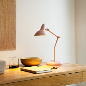 Vela 45cm Rosa Von Dyberg Larsen - Dank zweier verstellbarer Gelenke lassen sich H&ouml;he und Winkel m&uuml;helos anpassen, und die dekorativen Details in Messingoptik sorgen f&uuml;r eine sanfte Verstellung.