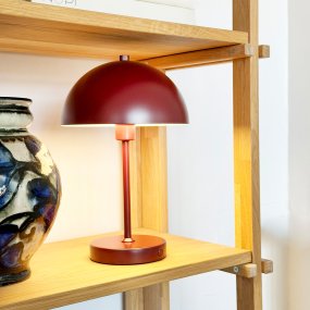 Stockholm 30cm ROT tragbare Von Dyberg Larsen - Die tragbare Metall-Tischleuchte Stockholm besticht durch ihre elegante, dunkelbraune Oberfl&auml;che und verleiht Ihrem Zuhause einen stilvollen und modernen Touch.