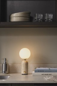 Torrano 28cm Beige Travertin tragbare Von Globen Lighting - F&uuml;r eine optimale Akkulaufzeit sollte die Lampe vor dem ersten Gebrauch vollst&auml;ndig aufgeladen, bei l&auml;ngerer Lagerung alle drei Monate aufgeladen und w&auml;hrend des Ladevorgangs ausgeschaltet sein.
