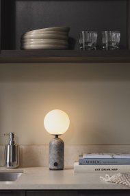 Torrano 28cm Grauer Marmor tragbare Von Globen Lighting - F&uuml;r eine optimale Akkulaufzeit sollte die Lampe vor dem ersten Gebrauch vollst&auml;ndig aufgeladen, bei l&auml;ngerer Lagerung alle drei Monate aufgeladen und w&auml;hrend des Ladevorgangs ausgeschaltet sein.