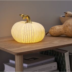 Pumpkin 15cm Weiß Von Star Trading - Die Lampe wird mit 2 AAA-Batterien (nicht im Lieferumfang enthalten) betrieben und verf&uuml;gt &uuml;ber eine praktische Timer-Funktion, die sie 6 Stunden lang leuchten l&auml;sst und anschlie&szlig;end 18 Stunden lang ausschaltet.