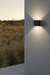 Calpino Anthrazit außenlampe Von Eglo - Die integrierte LED-Beleuchtung erzeugt ein warmwei&szlig;es und angenehmes Licht, das die Wand sowohl nach oben als auch nach unten ausleuchtet.