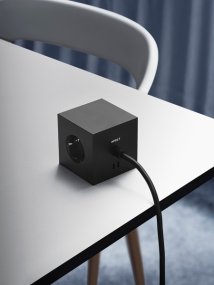 Square 1 with 30W Dual USBC & Magnetic base, 1.8m Schwarz Von Avolt - Steckdosenleiste von Avolt im stylischen Design mit langem PVC-Kabel, einem W&uuml;rfel aus recyceltem Kunststoff und einer Magnetplatte an der Unterseite zum Aufh&auml;ngen an der Wand.