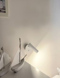 Artic Weiß leselampe Von Aneta Lighting - Verstellbarer Strahler mit LED-Lichtquelle, die angenehmes warmweißes Licht spendet.