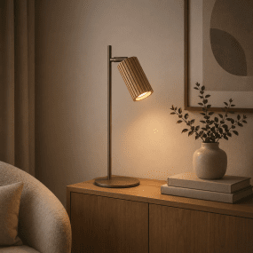 Lakewood 46cm Braun schreibtischlampe Von Brilliant - Die Tischleuchte Lakewood kombiniert braunes Metall mit hellem, geriffeltem Holz und schafft so eine warme und natürliche Atmosphäre.