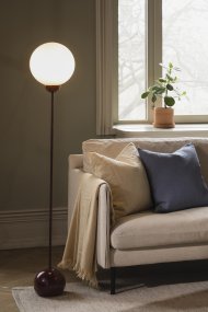 Ripley Burgund stehlampe Von Globen Lighting - Die schlanke Form und die sanft gerundeten Details verleihen der Leuchte einen modernen und verspielten Ausdruck.
