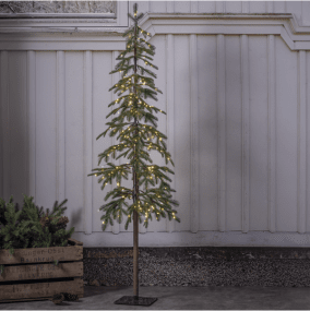 Grantorp 150cm Grün Von Star Trading - Die Basis ist quadratisch und wird mit 4 Bodenpfählen geliefert, mit denen Sie den Baum verankern können, wenn Sie ihn im Freien verwenden.