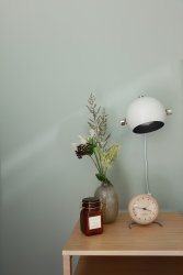 Bow Weiß leselampe Von Aneta Lighting - Bow-Wandleuchte aus weiß lackiertem Metall mit Details aus Chrom und schwarzem Leder.