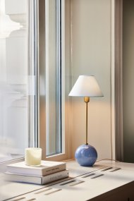 Iris 50cm Blau tischlampe Von Globen Lighting - Die Leuchte verf&uuml;gt &uuml;ber ein 200 cm langes beiges, perlmuttfarbenes Textilkabel mit Schalter und Stecker.