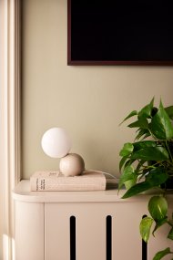 Ripley 17cm Beige tischlampe Von Globen Lighting - Das 2 m lange Kabel mit Netzschalter und Stecker ist im Lieferumfang enthalten.