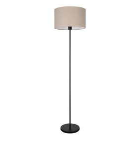 Feniglia Beige stehlampe Von Eglo - Die Lampe hat ein schwarzes Metallgestell und einen Leinenschirm in einem warmen, nat&uuml;rlichen Farbton, der ein sanftes und angenehmes Licht erzeugt.