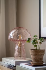 Fungo 30cm Rosa tischlampe Von Globen Lighting - Jede Lampe ist mundgeblasen und ein Unikat, was zu Abweichungen in Farbe, Glasdicke und Blasenanzahl f&uuml;hrt.