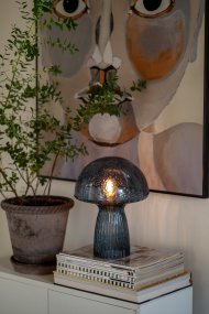 Fungo 30cm Blau tischlampe Von Globen Lighting - Jede Lampe ist mundgeblasen und ein Unikat, was zu Abweichungen in Farbe, Glasdicke und Blasenanzahl f&uuml;hrt.