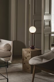 Ripley 52cm Burgund tischlampe Von Globen Lighting - Die schlanke Form und die abgerundeten Details verleihen der Leuchte einen modernen und verspielten Ausdruck, während der Glasschirm ein weiches und angenehmes Licht verbreitet.