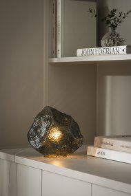 Valerie 22cm Grün tischlampe Von Globen Lighting - Das mundgeblasene Glas mit seiner strukturierten Oberfläche fängt das Licht ein und erzeugt ein lebendiges Lichtspiel.