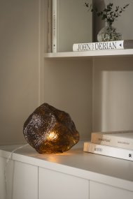 Valerie 22cm Braun tischlampe Von Globen Lighting - Das mundgeblasene Glas mit seiner strukturierten Oberfläche fängt das Licht ein und erzeugt ein lebendiges Lichtspiel.