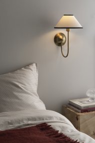 Iris 32cm Messing/Cremeweiß wandlampe Von Globen Lighting - Der sanft geschwungene Arm harmoniert perfekt mit dem cremeweißen Textilschirm und verleiht der Leuchte eine warme und klassische Ausstrahlung.