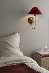 Iris 32cm Messing/Burgunderrot wandlampe Von Globen Lighting - Der sanft geschwungene Arm harmoniert perfekt mit dem bordeauxroten Textilschirm und verleiht der Leuchte eine warme und klassische Ausstrahlung.