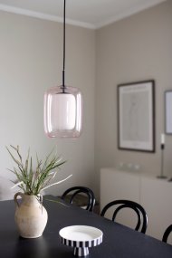 Cuboza Ø20 Pfirsich Von Globen Lighting - Cuboza ist eine Nachtpendelleuchte, die aus zwei Glaselementen und kontrastierendem mattschwarzem Metall besteht.