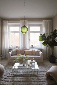 Bams Ø25 Grün hängelampe Von Globen Lighting - Die Pendelleuchte Bams mit ihrer modernen Form und dem sch&ouml;nen Milchglas verleiht Ihrem Interieur einen sanften, subtilen Glanz.