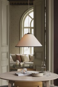 Iris Ø50 Cremeweiß Von Globen Lighting - Die elegante Pendelleuchte Iris aus Eisen mit Messingfinish und einem handgefertigten Textilschirm aus cremefarbener Baumwolle besticht durch ihre klassische Form und die dekorativen Messingdetails, die sie beispielsweise über dem Esstisch zu einem wunderschönen Blickfang machen.