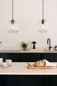 Haze Ø18 Transparent hängelampe Von Globen Lighting - Haze ist eine wunderschöne Pendelleuchte mit mundgeblasenem Glas, das innen geriffelt ist und bei eingeschalteter Lampe ein schönes Lichtspiel erzeugt.