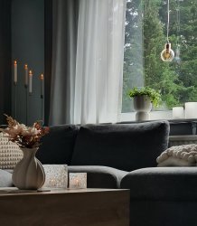 Leah Ø10 Bernstein fensterlampe Von Aneta Lighting - Sie eignet sich perfekt für die Fensterbank und schafft eine sanfte und einladende Atmosphäre.