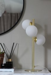 Molekyl 46cm Mattes Messing tischlampe Von Aneta Lighting - Molekyl-Tischlampe mit mattiertem Messingsockel und 3 opalweißen Glasschirmen.