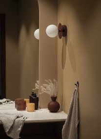 Art Deco Ø16 Burgund Von Globen Lighting - Die dekorative Lampe &bdquo;Art Deco&ldquo; aus Eisen besticht durch ihre tief burgunderrote Lackierung und den runden Schirm aus opalwei&szlig;em Glas.
