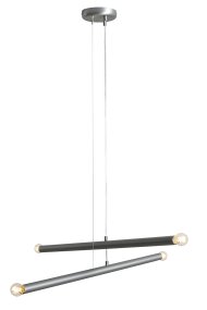 Tubo 4 100cm Stahl hängelampe Von Artera - Die Leuchte besteht aus zwei schmalen Metallrohren in elegantem Stahl-Finish, die in unterschiedlichen Winkeln angeordnet sind und so eine dynamische und luftige Optik erzeugen.