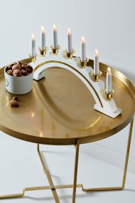 Celine Weiß Von Markslöjd - Der Celine Adventskerzenst&auml;nder Wei&szlig; ist ein zeitloser und eleganter Kerzenst&auml;nder f&uuml;r die Adventszeit.
