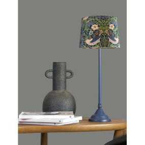 Tove 57cm Blau tischlampe Von PR Home - Die Tove Tischleuchte ist eine zeitlose und elegante Metallleuchte mit einem farblich abgestimmten Schirm, der mit einem aufgedruckten Morris-Muster verziert ist.