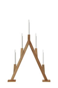 Bjurfors Brauner Fleck Von Markslöjd - Der Sockel ist aus hell gebeiztem Kiefernholz gefertigt, die Kerzen sind aus wei&szlig;em Kunststoff.