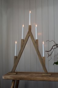 Bjurfors Brauner Fleck Von Markslöjd - Der Sockel ist aus hell gebeiztem Kiefernholz gefertigt, die Kerzen sind aus wei&szlig;em Kunststoff.