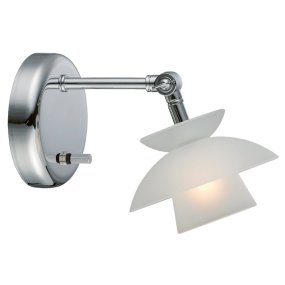 Dallas Chrom leselampe Von Halo Design - Der Opalglasschirm lässt sich vertikal neigen und sorgt für eine angenehme Lichtverteilung.