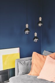 Halo Ø5 Schwarz Von Halo Design - Das gedrehte Textilkabel vermittelt ein exklusives Gefühl, während die sichtbare Lichtquelle für ein warmes und einladendes Leuchten sorgt.