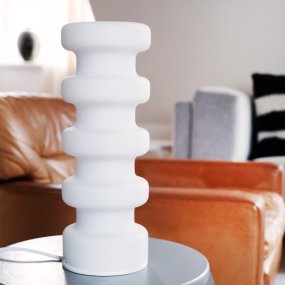 Luna 33cm Weiß tischlampe Von Dyberg Larsen - Låt Luna bordslampa bli rummets blickfång med sitt förtrollande sken i opalglas och skapa en unik atmosfär.