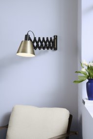 Vintage Ø18 Antiquität wandlampe Von Halo Design - Der robuste schwarze Metallarm und der messingfarbene Schirm verleihen der Lampe einen authentischen Retro-Stil, der sowohl in moderne Wohnungen als auch in klassische Umgebungen passt.