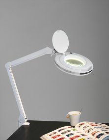 Magni 76cm Weiß schreibtischlampe Von Halo Design - Magni ist eine praktische Schreibtischlampe, die Sie mit der Klemme einfach an der Tischkante befestigen können.