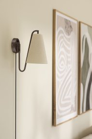 Lou 28cm Bronze wandlampe Von Globen Lighting - Lou ist eine funktionale und dekorative Wandleuchte mit beweglichem Gelenk und einem Lampenschirm aus Boucl&eacute;-Gewebe.