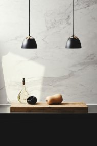 Oslo Ø16 Schwarz Von Halo Design - Die Deckenleuchte Oslo ist eine stilvolle und moderne Beleuchtungslösung, die Funktion und Design vereint.