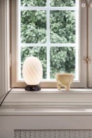 Twist 22cm Schwarz tischlampe Von Halo Design - Entdecken Sie Twist – die elegante Tischleuchte mit anspruchsvollem skulpturalen Design und praktischer Touch-Funktion zum einfachen Ein- und Ausschalten.