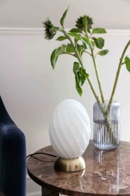 Twist 22cm Messing tischlampe Von Halo Design - Entdecken Sie Twist – die elegante Tischleuchte mit anspruchsvollem skulpturalen Design und praktischer Touch-Funktion zum einfachen Ein- und Ausschalten.