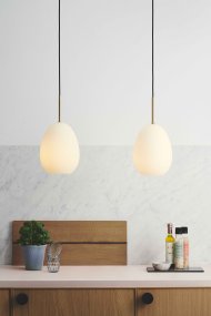 Bodø Ø20 Weiß hängelampe Von Halo Design - Die glatte Oberfl&auml;che und die runde Form des Opalglases sorgen f&uuml;r eine feine Lichtverteilung im Raum und verleihen in Kombination mit den Messingdetails Eleganz.