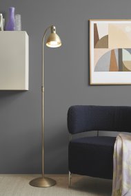 Angora Messing stehlampe Von Halo Design - Der Netzschalter befindet sich bequem am Rahmen und lässt sich leicht bedienen.
