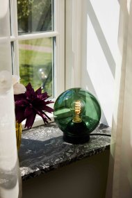 Bubbles 20cm Grün Von Halo Design - Das grüne Glas in Kombination mit den mattschwarzen Metalldetails verleiht Eleganz und sorgt im eingeschalteten Zustand für eine schöne Lichtverteilung im Raum.