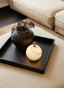 Stockholm 20cm Grau tragbare Von Halo Design - Es hat die Schutzart IP44 und kann sowohl im Innen- als auch im Außenbereich verwendet werden (sollte jedoch im Innenbereich aufbewahrt und aufgeladen werden).